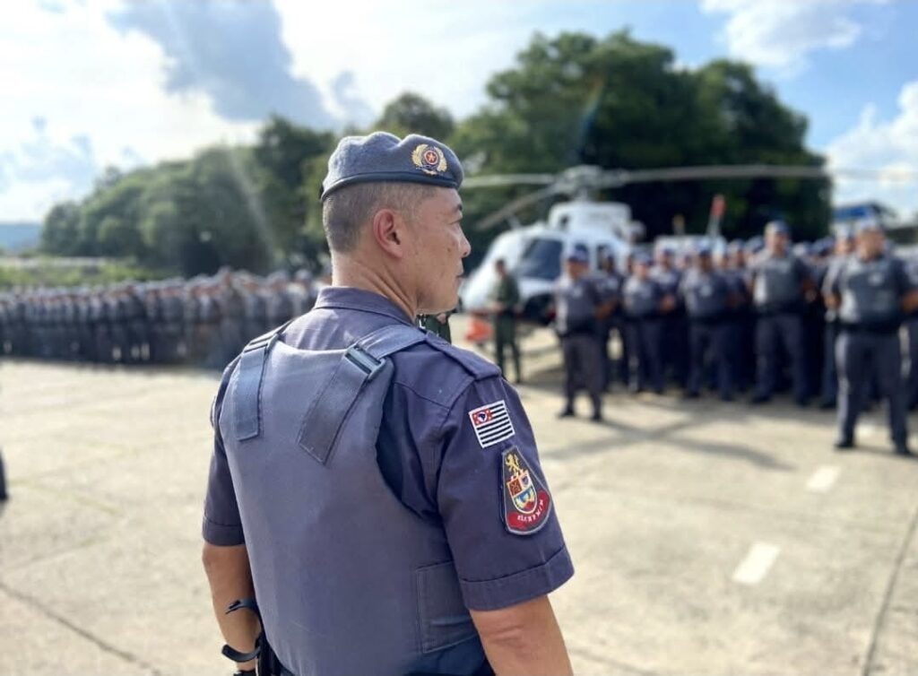 Coronel da Polícia Militar observando tropa formada com helicóptero ao fundo, simbolizando liderança, sucesso profissional e a busca por propósito e reinvenção após os 40.